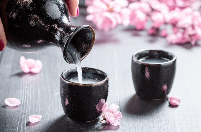 Jak podawać Amabuki Gin no Kurenai Rosé Pink Lady sake